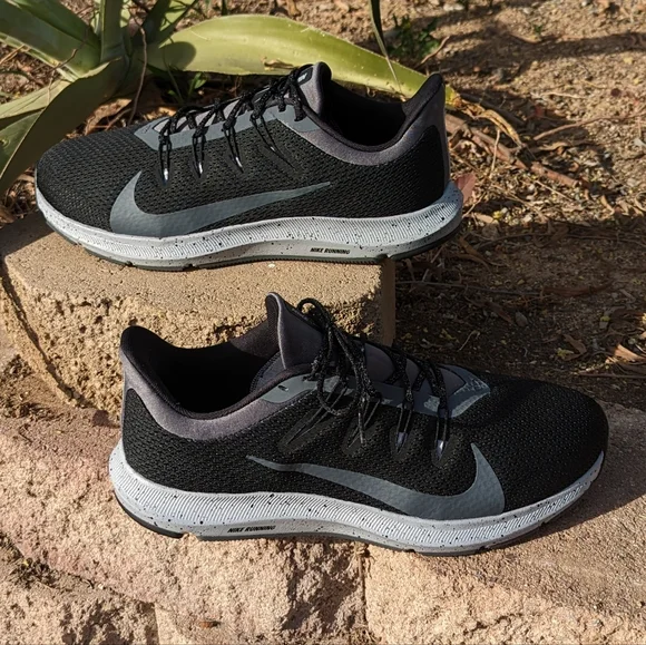 Nike quest 2 black deals